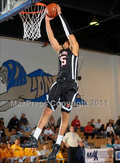 Thumbnail 2 in Bishop Manogue vs Harvard-Westlake (MaxPreps Holiday Classic) photogallery.