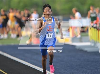 Thumbnail 1 in IHSAA Sectional 17 (800 Meter) photogallery.
