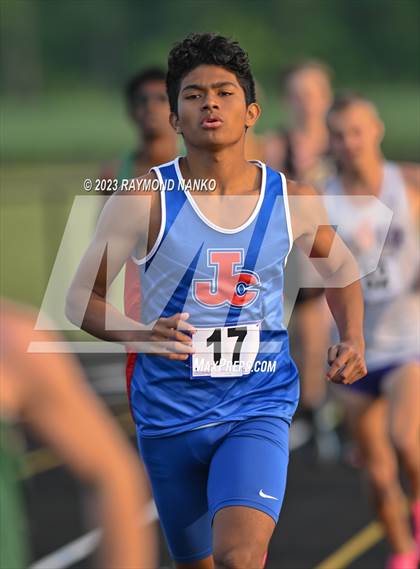 Thumbnail 2 in IHSAA Sectional 17 (800 Meter) photogallery.