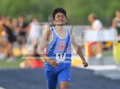 Thumbnail 1 in IHSAA Sectional 17 (800 Meter) photogallery.