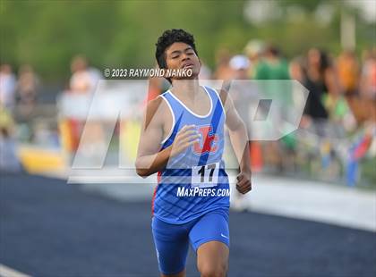 Thumbnail 1 in IHSAA Sectional 17 (800 Meter) photogallery.