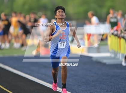 Thumbnail 2 in IHSAA Sectional 17 (800 Meter) photogallery.