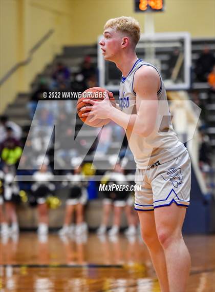 Thumbnail 2 in Lindale vs. Pittsburg (UIL 4A Region 2 Bi-District Playoff) photogallery.