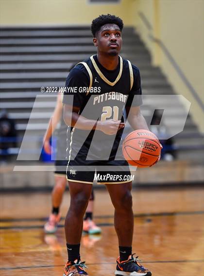Thumbnail 1 in Lindale vs. Pittsburg (UIL 4A Region 2 Bi-District Playoff) photogallery.