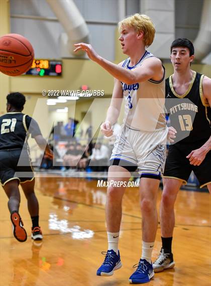 Thumbnail 3 in Lindale vs. Pittsburg (UIL 4A Region 2 Bi-District Playoff) photogallery.