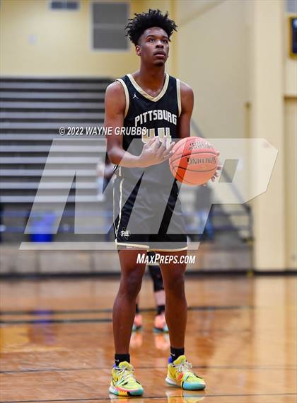 Thumbnail 2 in Lindale vs. Pittsburg (UIL 4A Region 2 Bi-District Playoff) photogallery.