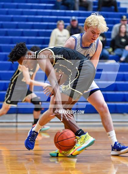 Thumbnail 2 in Lindale vs. Pittsburg (UIL 4A Region 2 Bi-District Playoff) photogallery.