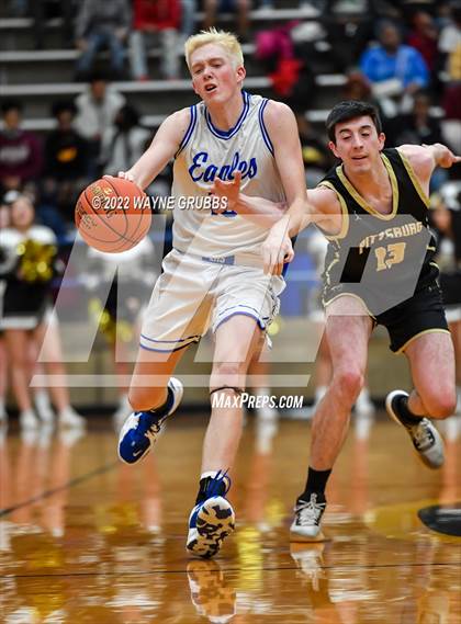 Thumbnail 2 in Lindale vs. Pittsburg (UIL 4A Region 2 Bi-District Playoff) photogallery.