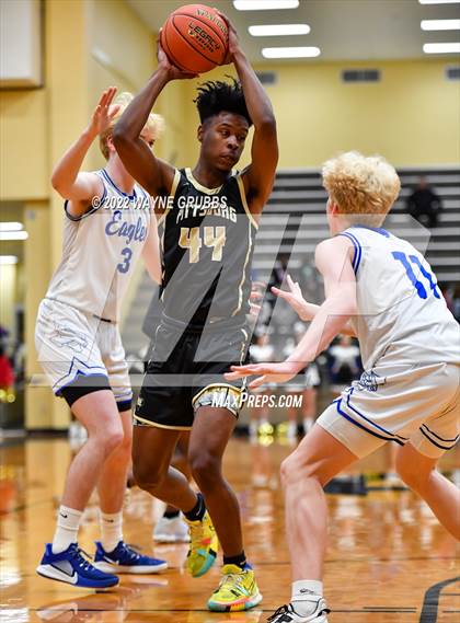 Thumbnail 3 in Lindale vs. Pittsburg (UIL 4A Region 2 Bi-District Playoff) photogallery.