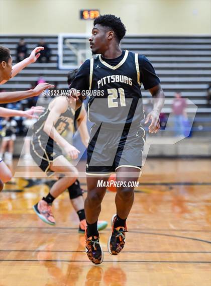 Thumbnail 1 in Lindale vs. Pittsburg (UIL 4A Region 2 Bi-District Playoff) photogallery.