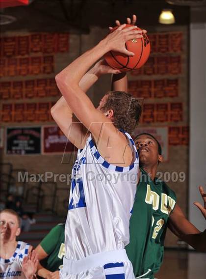 Thumbnail 2 in Poly vs Bingham (MaxPreps Holiday Classic) photogallery.