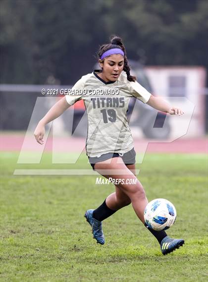Thumbnail 1 in Central Catholic vs Chavez (Ver Gebhardt Champions Cup) photogallery.