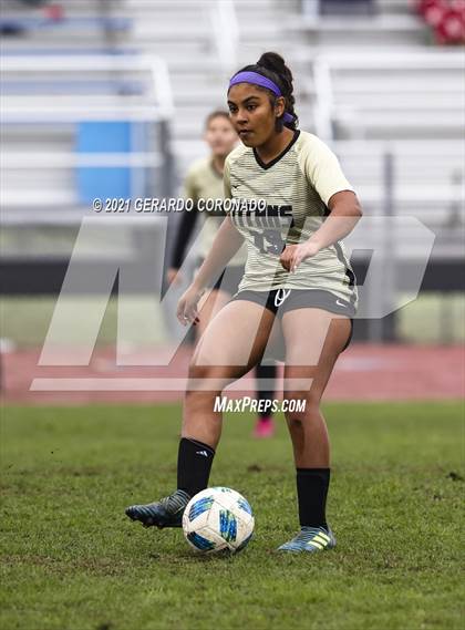 Thumbnail 1 in Central Catholic vs Chavez (Ver Gebhardt Champions Cup) photogallery.