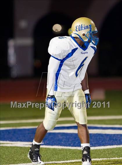 Thumbnail 3 in Dickinson vs Fort Bend Elkins (5A Region 3 Bi-District Playoff) photogallery.