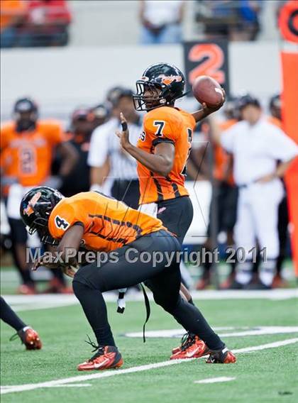 Thumbnail 1 in DeSoto vs. Douglass (Kirk Herbstreit National Kickoff Classic) photogallery.