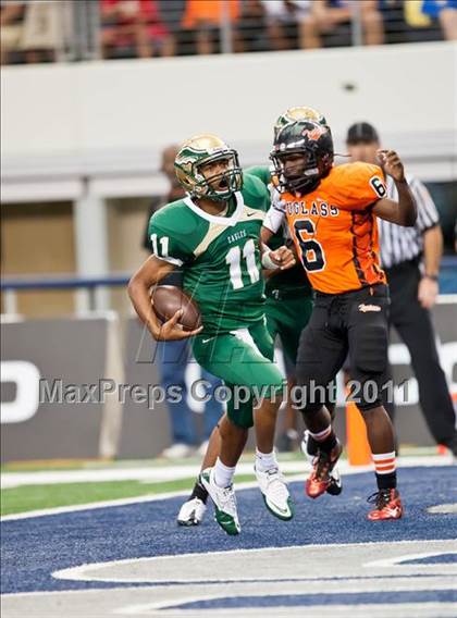 Thumbnail 1 in DeSoto vs. Douglass (Kirk Herbstreit National Kickoff Classic) photogallery.