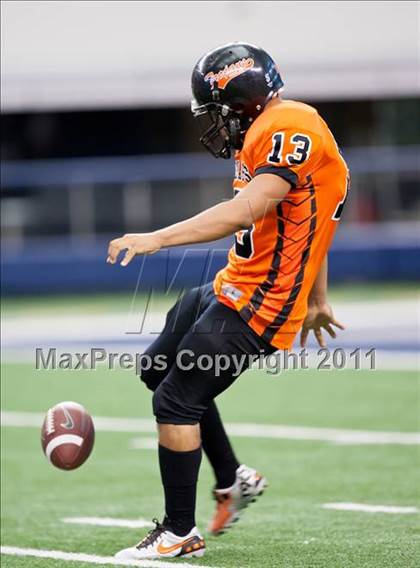 Thumbnail 1 in DeSoto vs. Douglass (Kirk Herbstreit National Kickoff Classic) photogallery.