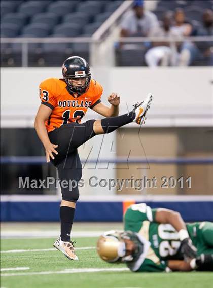 Thumbnail 2 in DeSoto vs. Douglass (Kirk Herbstreit National Kickoff Classic) photogallery.