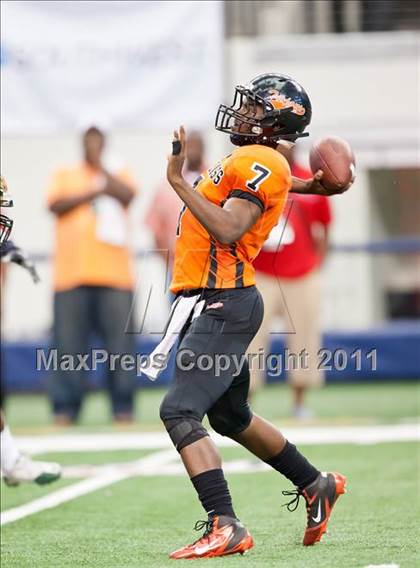 Thumbnail 2 in DeSoto vs. Douglass (Kirk Herbstreit National Kickoff Classic) photogallery.