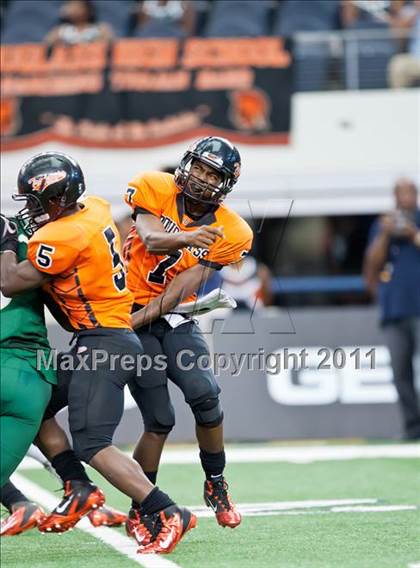 Thumbnail 1 in DeSoto vs. Douglass (Kirk Herbstreit National Kickoff Classic) photogallery.