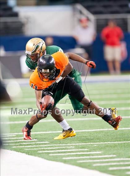 Thumbnail 1 in DeSoto vs. Douglass (Kirk Herbstreit National Kickoff Classic) photogallery.