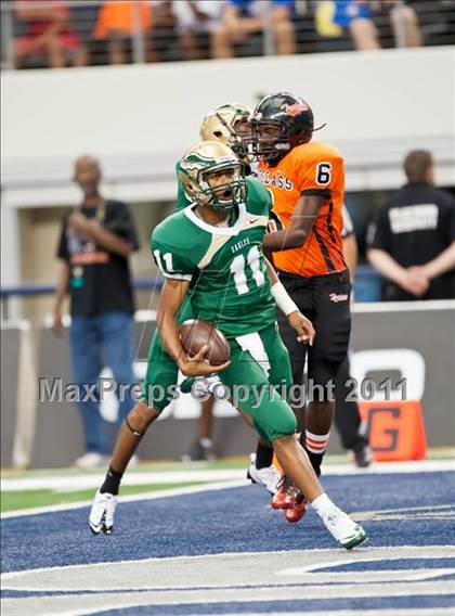 Thumbnail 2 in DeSoto vs. Douglass (Kirk Herbstreit National Kickoff Classic) photogallery.