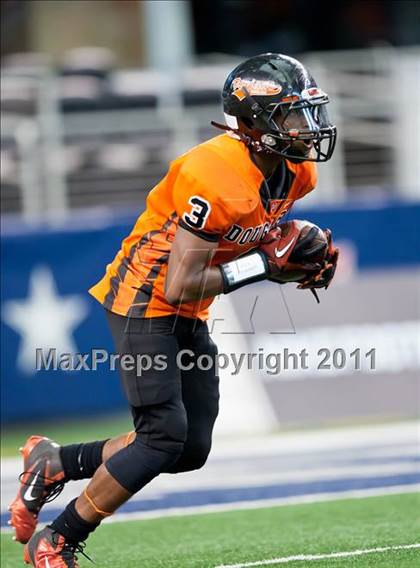 Thumbnail 3 in DeSoto vs. Douglass (Kirk Herbstreit National Kickoff Classic) photogallery.