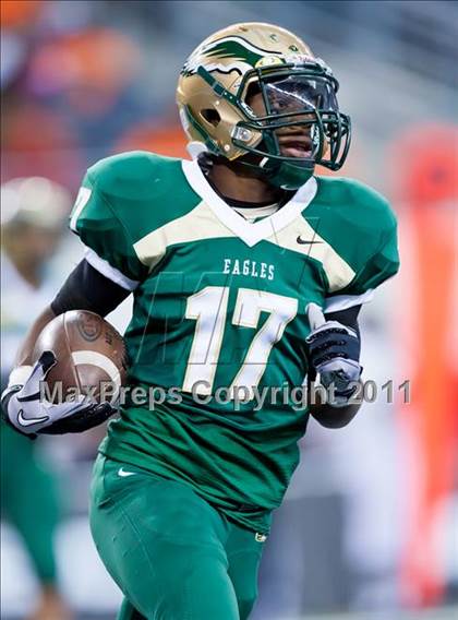 Thumbnail 1 in DeSoto vs. Douglass (Kirk Herbstreit National Kickoff Classic) photogallery.