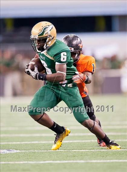 Thumbnail 2 in DeSoto vs. Douglass (Kirk Herbstreit National Kickoff Classic) photogallery.