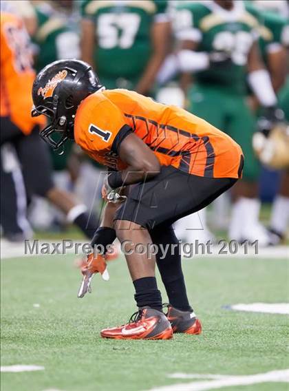 Thumbnail 3 in DeSoto vs. Douglass (Kirk Herbstreit National Kickoff Classic) photogallery.