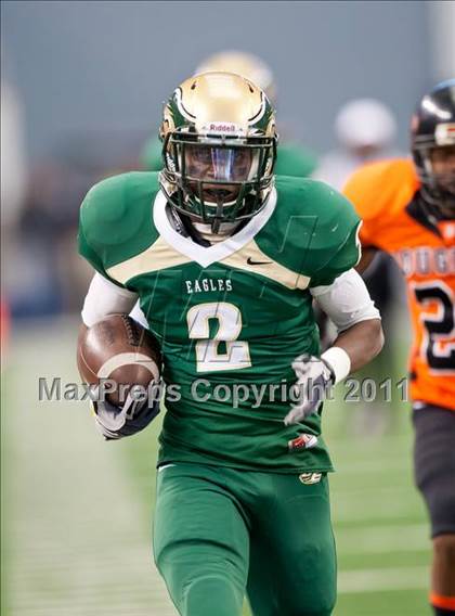 Thumbnail 3 in DeSoto vs. Douglass (Kirk Herbstreit National Kickoff Classic) photogallery.
