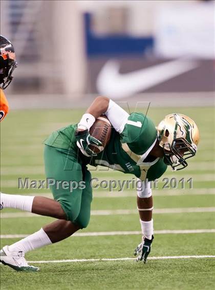Thumbnail 2 in DeSoto vs. Douglass (Kirk Herbstreit National Kickoff Classic) photogallery.