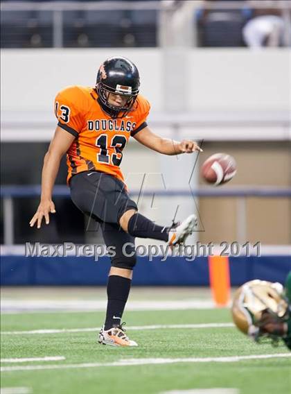 Thumbnail 1 in DeSoto vs. Douglass (Kirk Herbstreit National Kickoff Classic) photogallery.