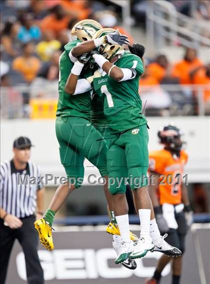 Thumbnail 2 in DeSoto vs. Douglass (Kirk Herbstreit National Kickoff Classic) photogallery.
