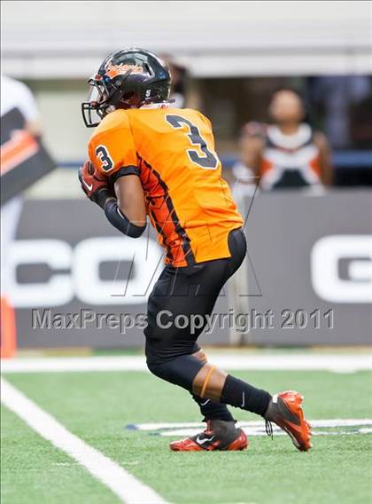 Thumbnail 2 in DeSoto vs. Douglass (Kirk Herbstreit National Kickoff Classic) photogallery.