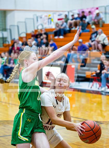 Thumbnail 2 in Grand Saline vs Miller Grove photogallery.