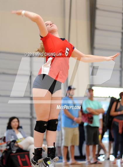 Thumbnail 1 in Corona del Mar vs. Beckman (Queen's Court Tournament) photogallery.