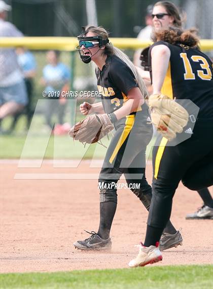 Thumbnail 2 in Sutherland vs. Honeoye Falls-Lima (Section 5 Class A1 Final) photogallery.