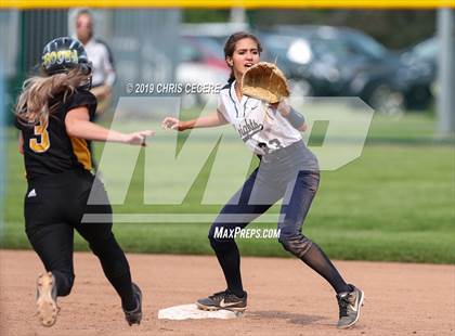 Thumbnail 2 in Sutherland vs. Honeoye Falls-Lima (Section 5 Class A1 Final) photogallery.