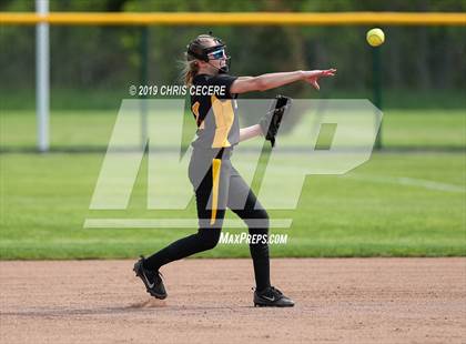Thumbnail 2 in Sutherland vs. Honeoye Falls-Lima (Section 5 Class A1 Final) photogallery.