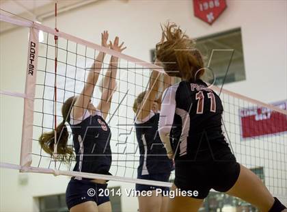 Thumbnail 3 in La Salle vs Flintridge Sacred Heart photogallery.