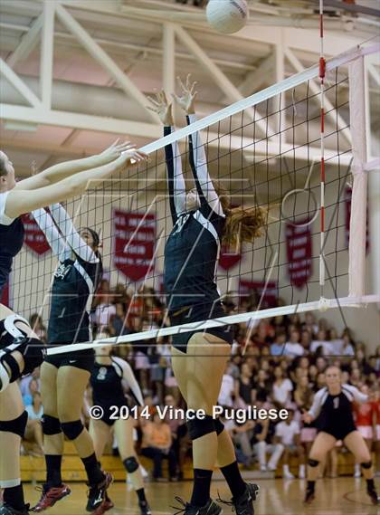 Thumbnail 3 in La Salle vs Flintridge Sacred Heart photogallery.