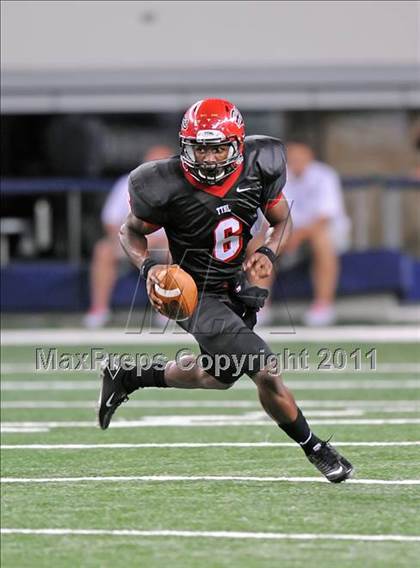 Thumbnail 2 in Cedar Hill vs. Guyer (Kirk Herbstreit National Kickoff Classic) photogallery.