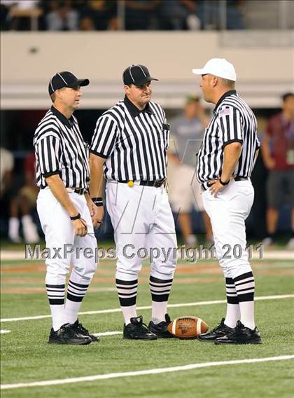 Thumbnail 3 in Cedar Hill vs. Guyer (Kirk Herbstreit National Kickoff Classic) photogallery.