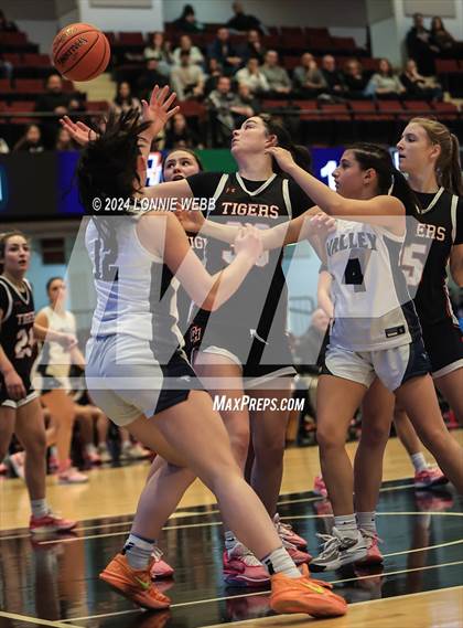 Thumbnail 1 in Croton-Harmon vs Putnam Vally (Section 1 Class B Semifinal) photogallery.