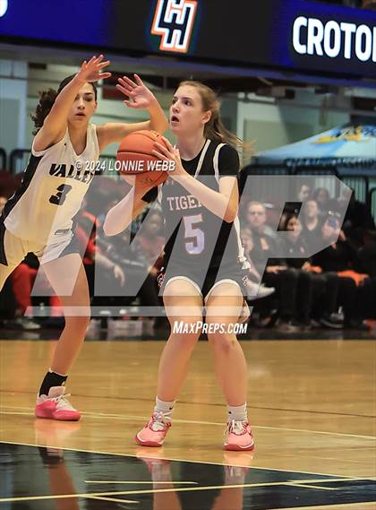 Thumbnail 3 in Croton-Harmon vs Putnam Vally (Section 1 Class B Semifinal) photogallery.