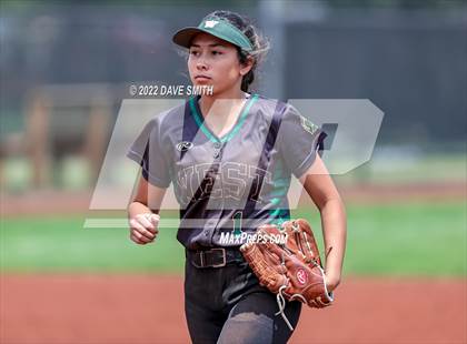 Thumbnail 1 in Keokuk vs Iowa City West (Varsity Classic) photogallery.
