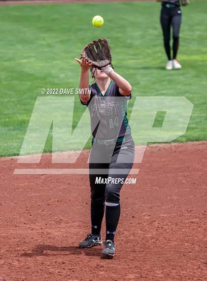 Thumbnail 1 in Keokuk vs Iowa City West (Varsity Classic) photogallery.