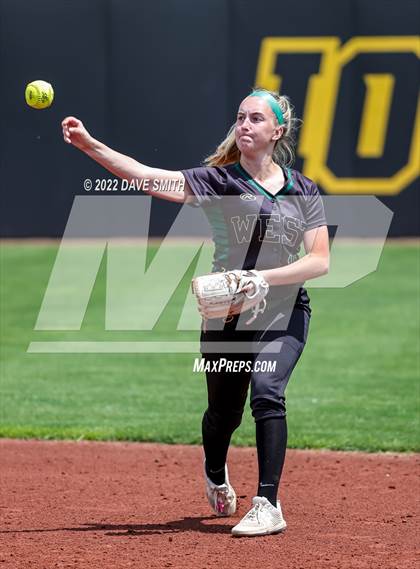 Thumbnail 1 in Keokuk vs Iowa City West (Varsity Classic) photogallery.
