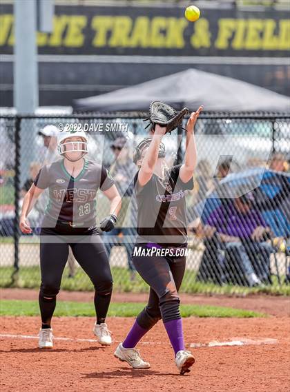 Thumbnail 3 in Keokuk vs Iowa City West (Varsity Classic) photogallery.